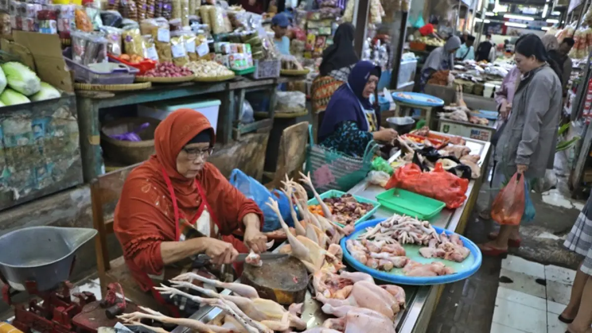 Pedagang daging ayam di Pasar Gede Solo menunggu pembeli di tengah kenaikan harga, Senin (20/7). (ARIEF BUDIMAN/RADAR SOLO)