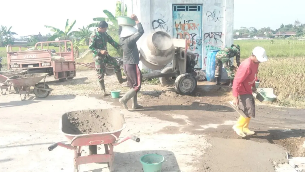 Pelaksanaan betonisasi jalan pertanian di Desa Somokaton, Kecamatan Karangnongko, Klaten, Minggu (19/7/2026). (Dokumentasi Kodim 0723/Klaten)