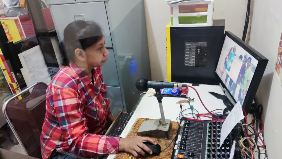 Penyiar Radio Gapura Klewer sedang siarang langsung. (Hernindya Jalu/Radar Solo)