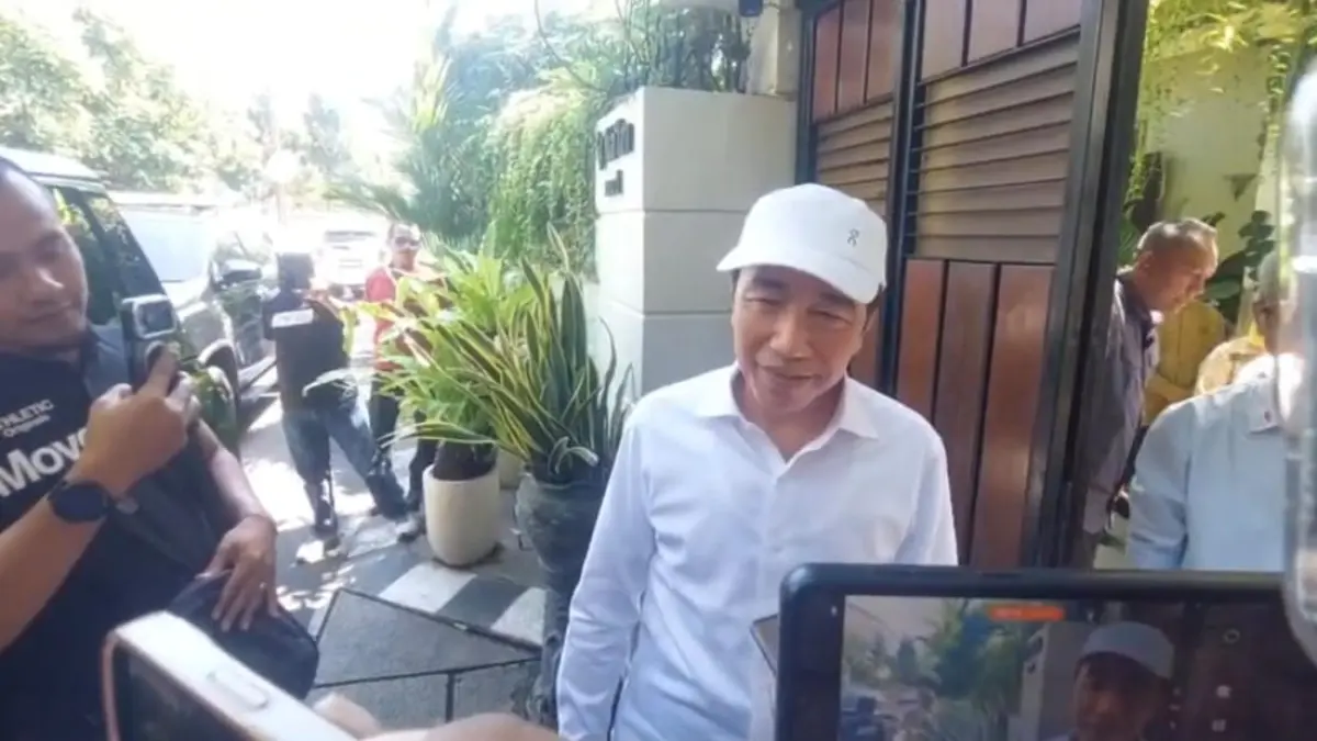 Presiden ke-7 RI Joko Widodo beri keterangan di rumahnya, Senin (20/7/2026). (A Christian/Radar Solo)