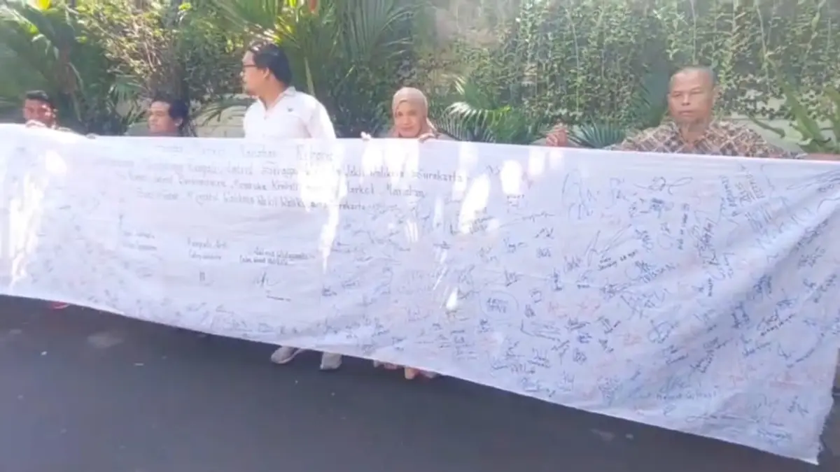 Puluhan pedagang yang tergabung dalam Paguyuban Pedagang Sunday Market Manahan datangi rumah Presiden ke-7 RI Joko Widodo, di Sumber, Banjarsari, Kota Solo, Senin (20/7/2026). (DAMIANUS BRAM/RADAR SOLO)
