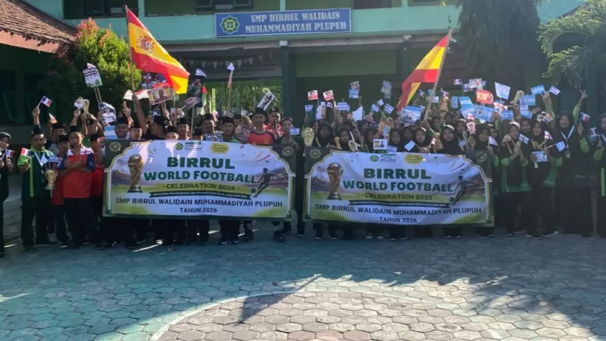 Siswa SMP Birrul Walidain, Plupuh, Sragen membawa atribut piala dunia 2026, Senin (20/7/2026). (Ahmad Khairudin/Radar Solo)