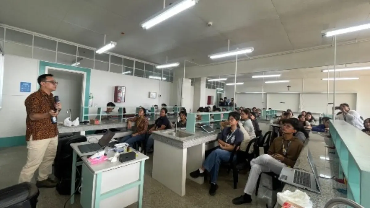 Tim Prodi Pendidikan Kimia FKIP UNS saat memberikan visiting lecture. (DOK.FKIP UNS)
