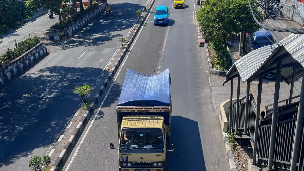 Truk muatan melintas di Jalan Kolonel Sutarto. (M Ihsan/Radar Solo)