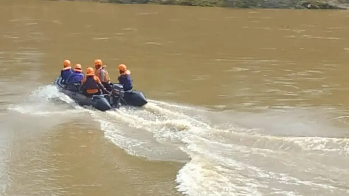 Upaya pencarian remaja asal Tanon, Sragen yang tenggelam di Sungai Bengawan Solo, Senin (20/7/2026). (Ahmad Khairudin/Radar Solo)