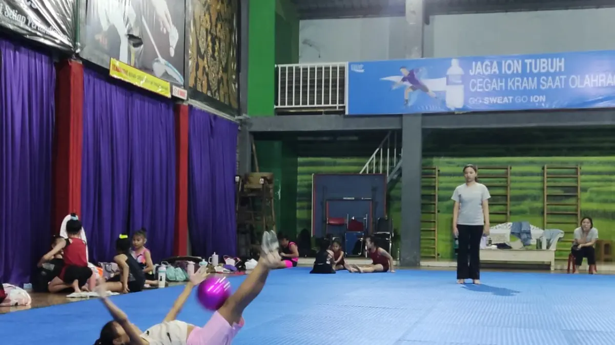 Atlet Solo Rhythmic Gymnastics tengah berlatih. (Hernindya Jalu/Radar Solo)