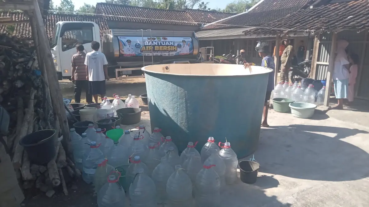 BPBD Sukoharjo salurkan bantuan air bersih ke penampungan milik warga di Desa Tunggul, Kecamatan Weru, Sabtu (18/7). (Dok. BPBD Sukoharjo) 