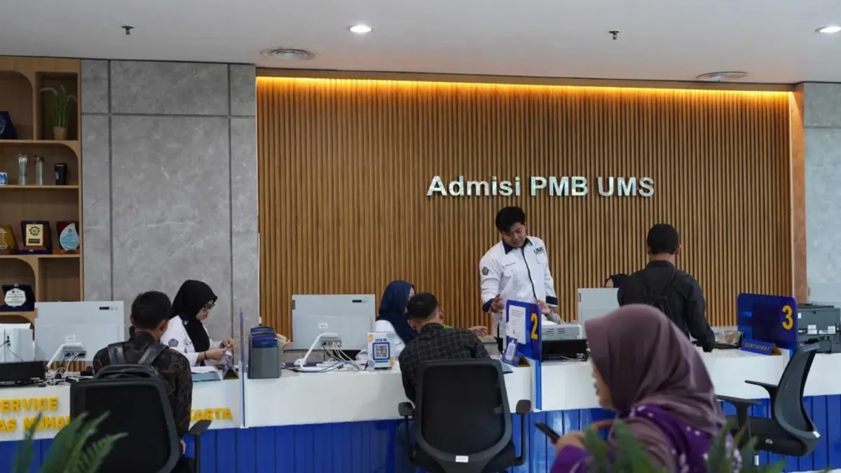 Calon mahasiswa mencari informasi pendaftaraan di bagian customer service Admisi PMB UMS, belum lama ini. (DOK. HUMAS UMS)