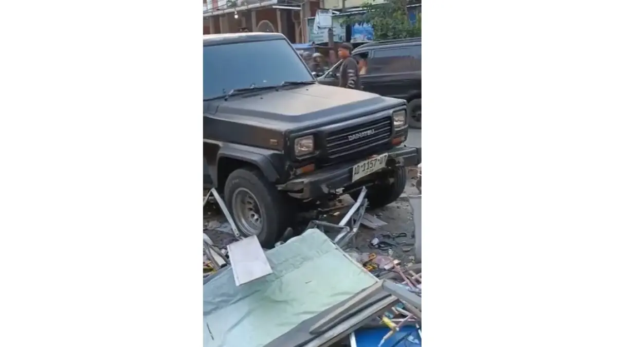 Daihatsu Taft yang menabrak deretan PKL di depan Pasar Tawangsari, Sukoharjo, Senin petang (20/7). (IWAN KAWUL/RADAR SOLO)