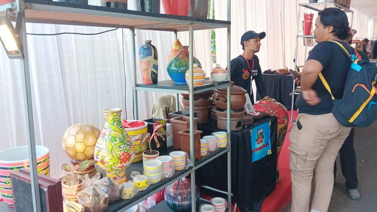 Deretan produk Industri Kecil Menengah (IKM) yang ditampilkan dalam acara Klaten Fair di Alun-alun Klaten. (Angga Purenda/Radar Solo)
