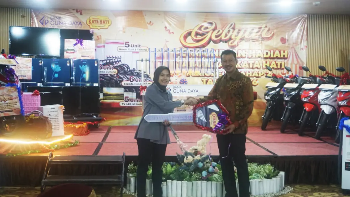 Direktur Utama PT BPR Bank Guna Daya Paulus Arry Mardiyanto saat menyerahkan hadiah utama kepada perwakilan nasabah di Tjokro Hotel Klaten, Selasa (21/7/2026). (ANGGA P/RADAR SOLO)