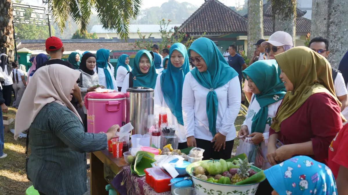 Istri Bupati Karanganyar Farida Rober Christanto saat mengunjungi pasar jadul reborn di kawasan Sapta Tirta Pablengan, Matesih, Karanganyar, Minggu (19/7/2026). (Rudi Hartono/Radar Solo)