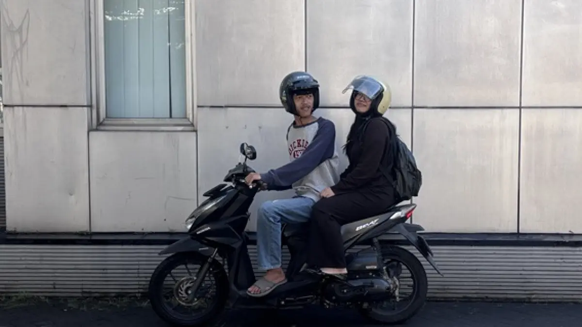 Mahasiswa memesan jasa layanan antar melalui Anjem yang kini menjamur di kampus UNS Kentingan, Jebres, Solo. (ARIEF BUDIMAN/RADAR SOLO)