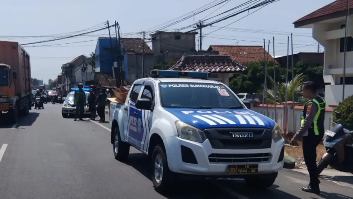 Olah TKP laka lantas antara motor san truk boks di Jalan Raya Solo–Jogja, tepatnya&nbsp;di simpang empat Klewer, Kelurahan Sraten, Gatak, Sukoharjo, Selasa (21/7) pagi pukul 10.32 WIB. (Dok. Satlantas Polres Sukoharjo)