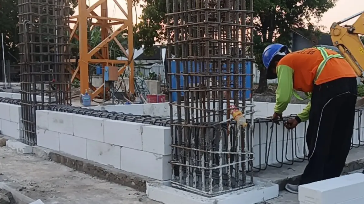 Pekerja membuat konstruksi Masjid Kartasura di lahan Terminal Lama. (IWAN KAWUL/RADAR SOLO)