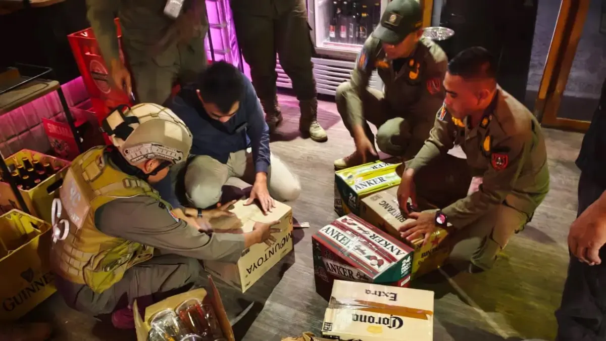 Petugas Satpol PP sita miras dalam kemasan.