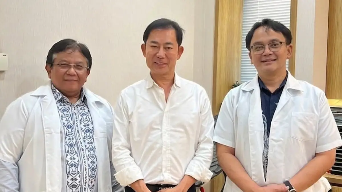 Dari kiri ke kanan: dr. Eka Budi Wahyana, M.Kes-MMPK, Sp. OG, Subsp FER, perwakilan Alhpa IVF Malaysia, dan dr. Awan Nurtjahyo, SpOG (K).
