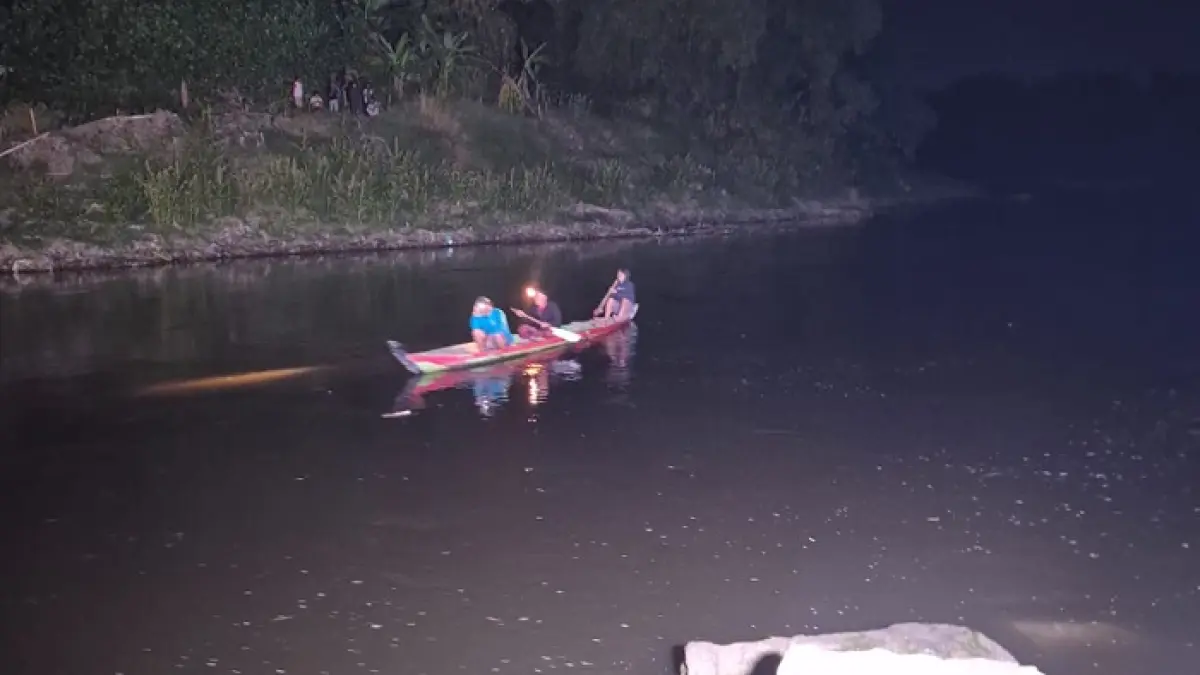 Upaya pencarian korban tenggelam fi Sungai Bengawan Solo, Desa Gawan, Kecamatan Tanon, Sragen, Senin (20/7/2026) malam. (Ahmad Khairudin/Radar Solo) 
