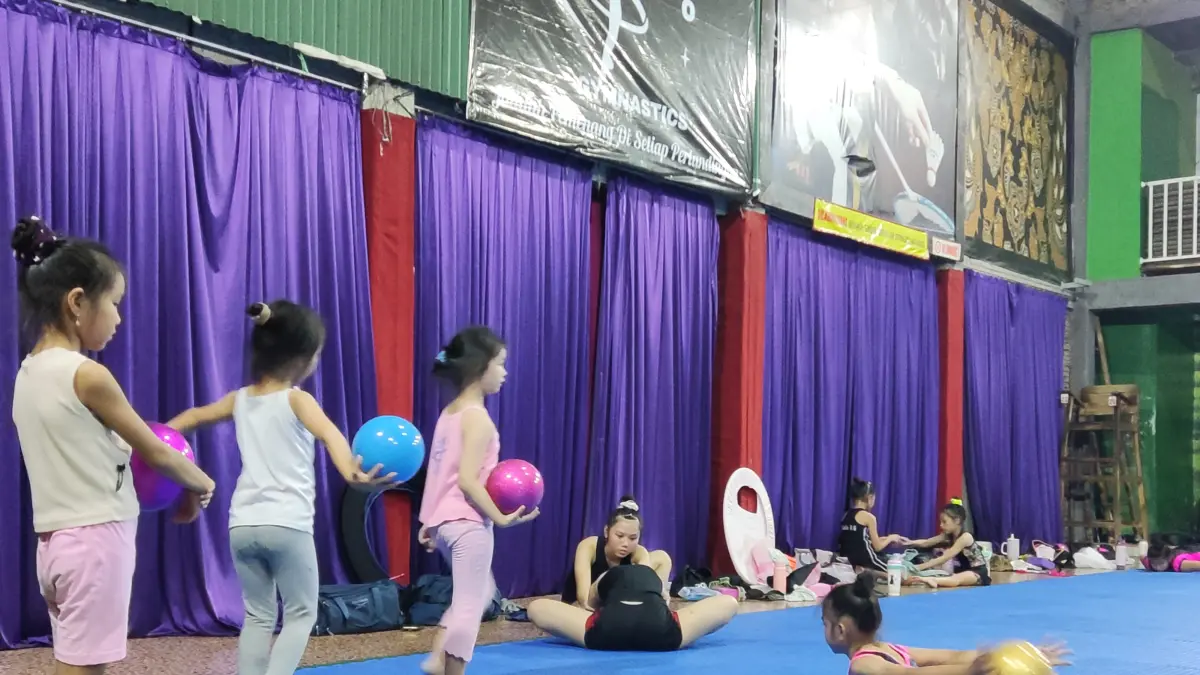 Atlet-atlet senam ritmik Kota Solo tengah berlatih. (Hernindya Jalu/Radar Solo) 