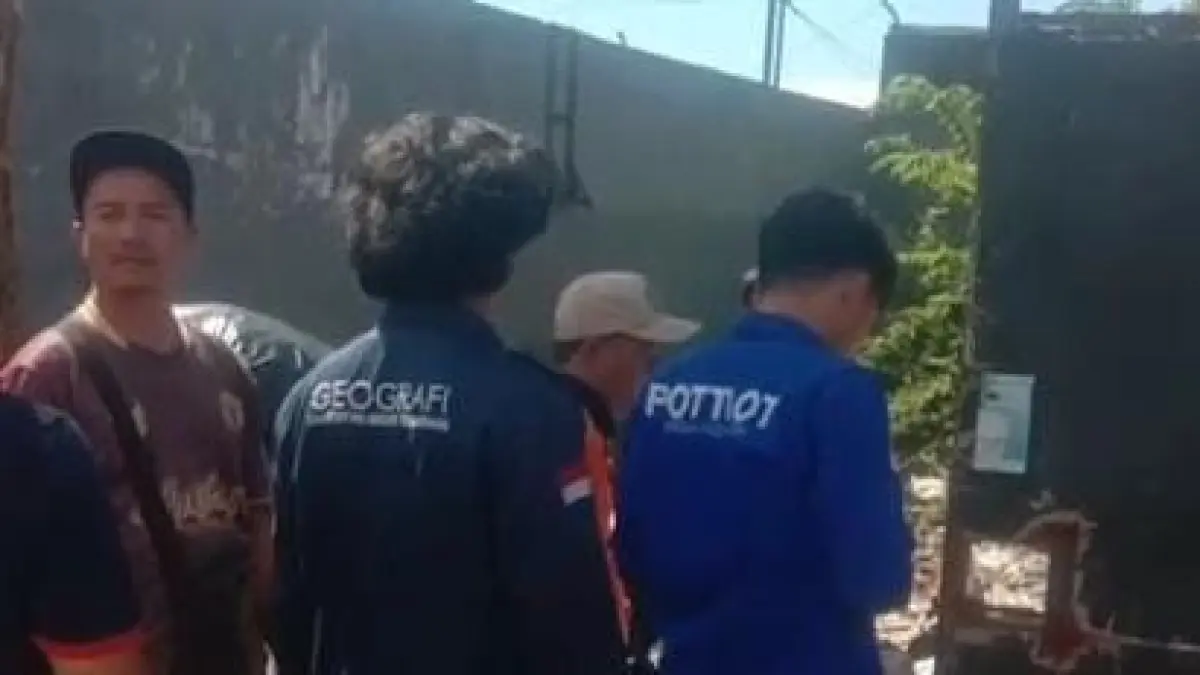 Evakusi jasad Soni Wiyanto, 42, warga Dusun Pandes, Desa Papahan, Kecamatan Tasikmadu, Karanganyar. (Rudi Hartono/Radar Solo) 