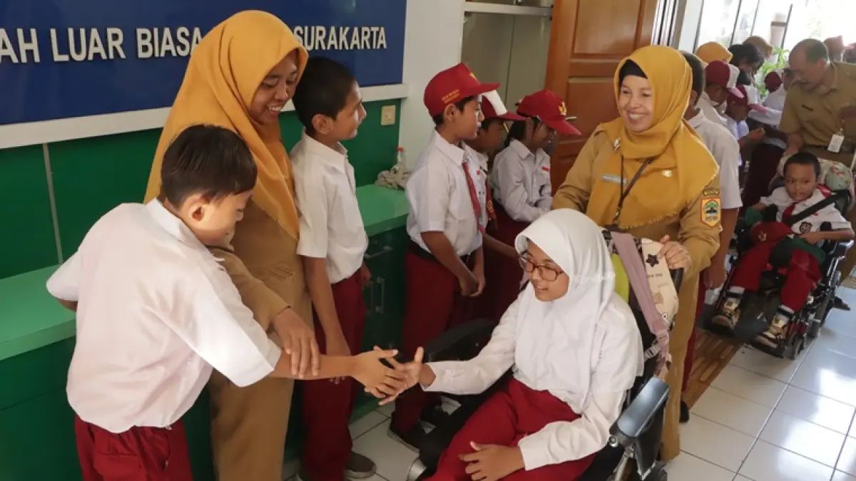 Ilustrasi silaturahmi antara guru dan murid SLBN Solo, belum lama ini. (M IHSAN/RADAR SOLO)