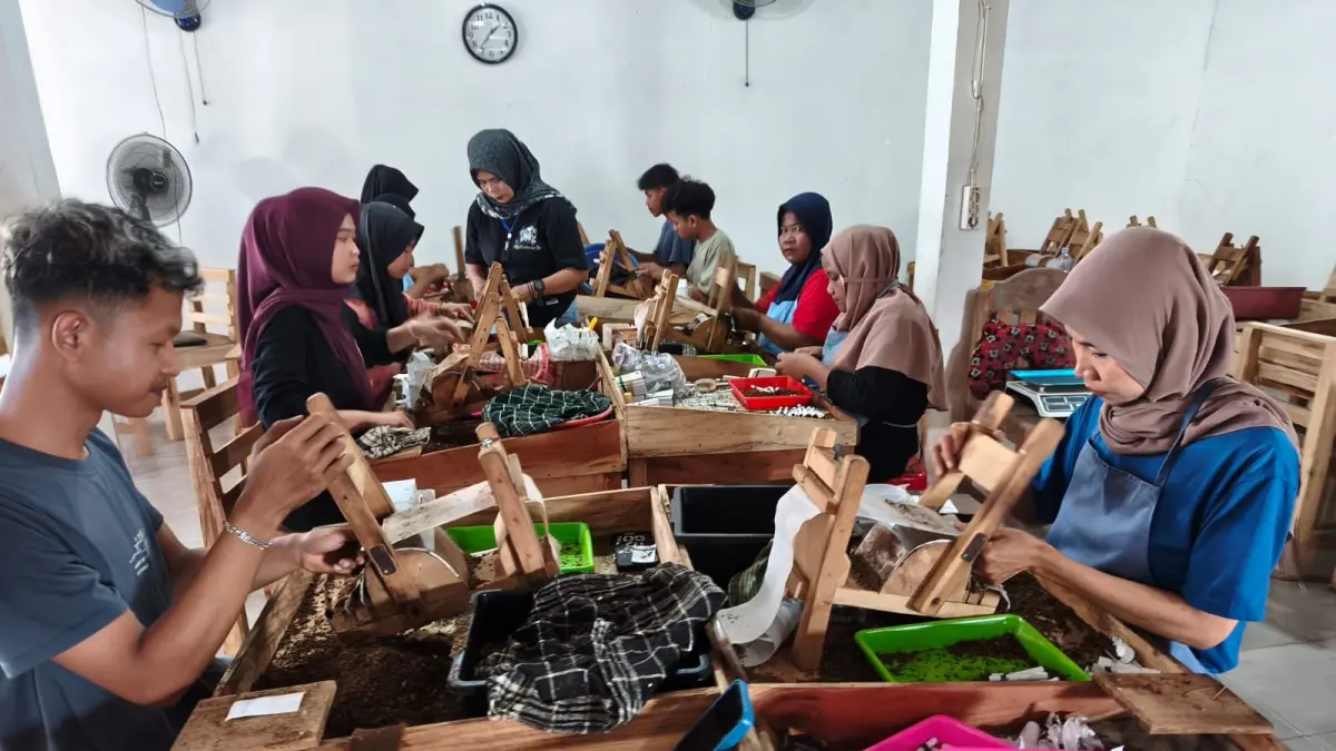 Industri rokok lokal Kabupaten Sragen menyerap banyak tenaga kerja. (Ahmad Khairudin/Radar Solo)