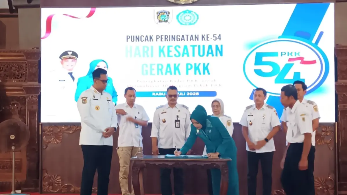 Ketua TP PKK Kabupaten Klaten Fahrani Eka Wahyu Diana menandatangani dokumen kerja sama dengan BNN Surakarta dan sejumlah OPD di lingkungan Pemkab Klaten, Rabu (22/7/2026). (Angga Purenda/Radar Solo)