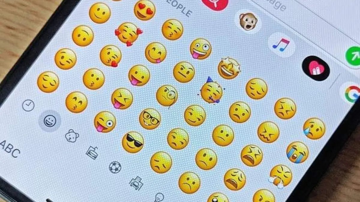 Kirain cuma ratusan, ternyata ada 3.790 emoji di standar Unicode terbaru! Gambar: Pinterest.