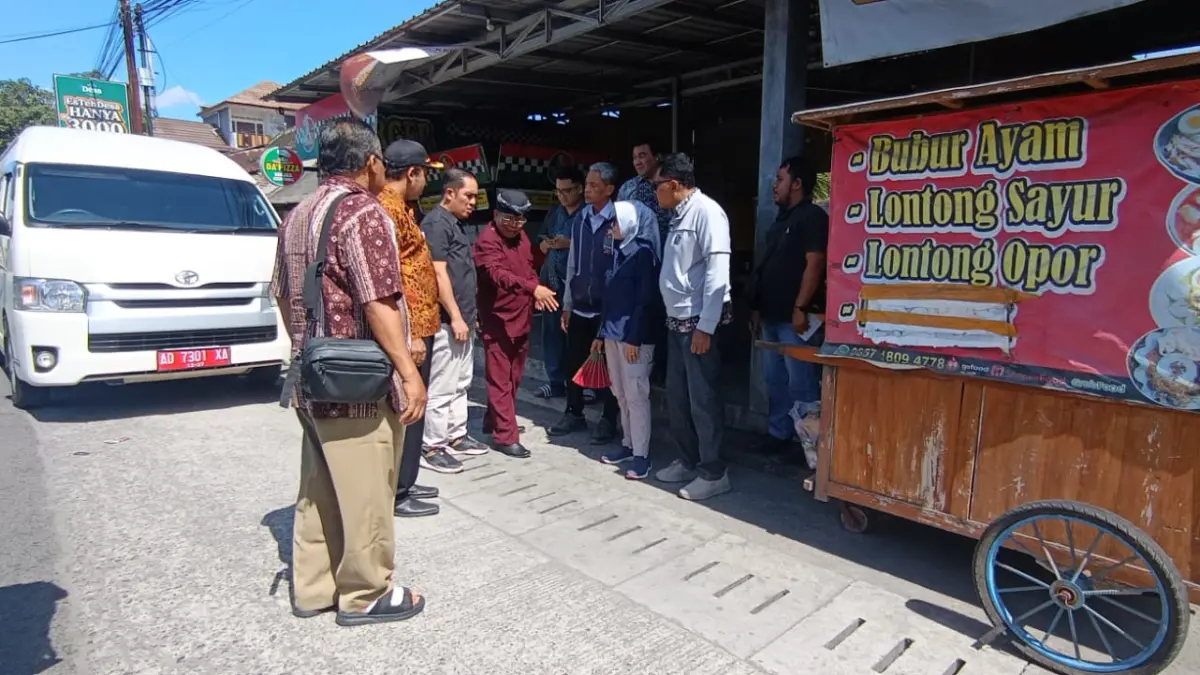 Komisi III DPRD Kota Solo sidak proyek drainase kota. (A Christian/Radar Solo) 