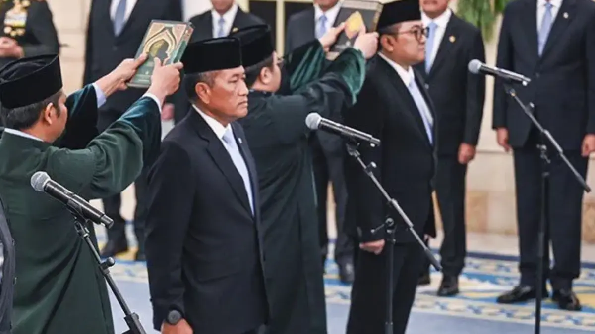 Marsekal TNI (Purn) Donny Ermawan Taufanto dan Prof Yos Sunitiyoso dilantirk sebagai Gubernur (Rektor) dan Wakil Gubernur Universitas Republik Indonesia. (ANTARA FOTO/Galih Pradipta)