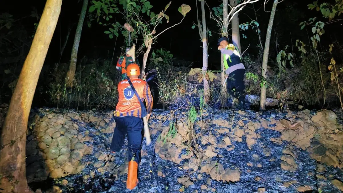  Petugas Damkar dan kepolisian padamkan kebakaran lahan perbukitan di Dusun Kebyuk Kidul, Desa Tempursari Kecamatan Sidoharjo Selasa (21/7/2026) petang. (ISTIMEWA)