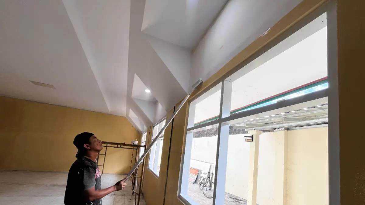Proses pengecatan ruangan SMPN 24 dan SMPN 25 Solo yang masuk dalam rangkaian rehabilitasi, untuk digunakan program kelas khusus, Rabu (22/7). (M IHSAN/RADAR SOLO)