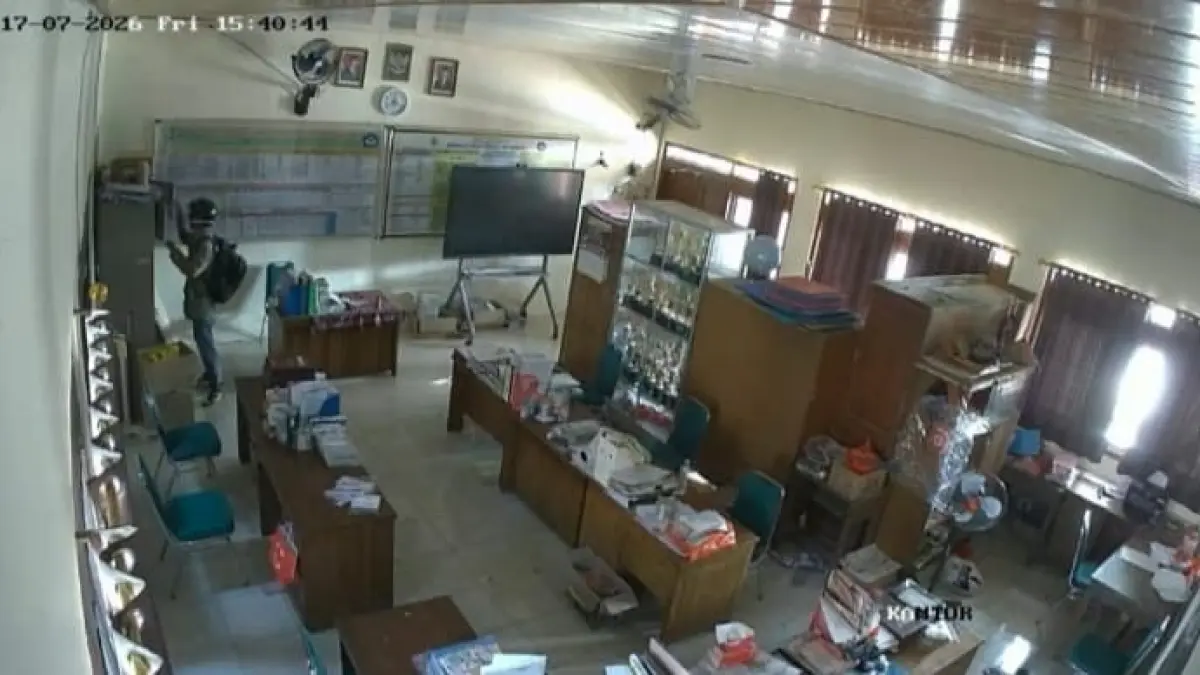 Rekaman CCTV pembobolan SDN Mojorejo 1, Kecamatan Karangmalang, Sragen, Jumat (17/7/2026). (Ahmad Khairudin/Radar Solo)