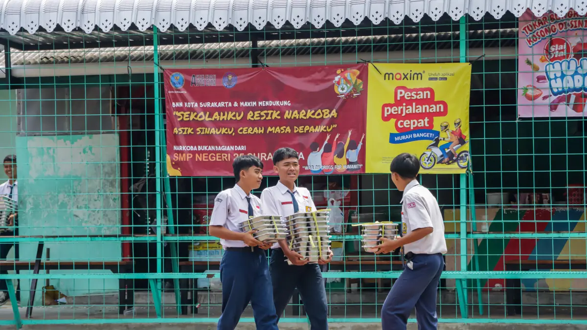 Siswa salah satu SMP di Kota Solo membawa ompreng berisi menu akan bergizi gratis. (M Ihsan/Radar Solo) 