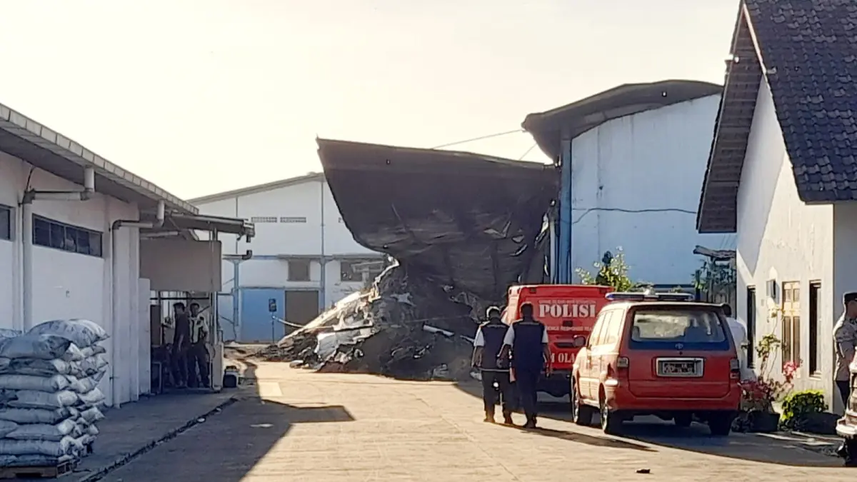 Tim Labfor Polda Jateng saat melakukan olah TKP, pasca kebakaran PT Porto di Desa Kemiri, Kebakkramat, Karanganyar, Rabu (22/7/2026) sore. (Rudi Hartono/Radar Solo) 