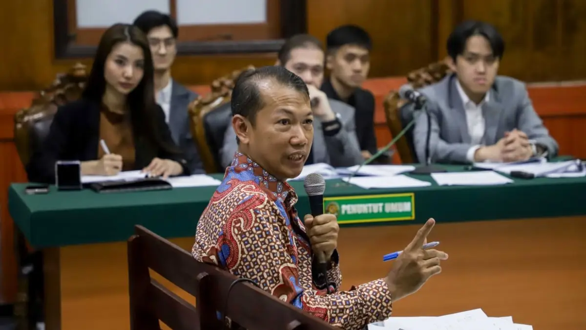 Ahli akuntansi keuangan dari Universitas Airlangga Prof. Zaenal Fanani sebagai ahli beri keterangan dalam sidang gugatan PT Java Fortis Corporindo terhadap mantan direkturnya, Nany Widjaja, di Pengadilan Negeri Surabaya. (Jawa Pos)