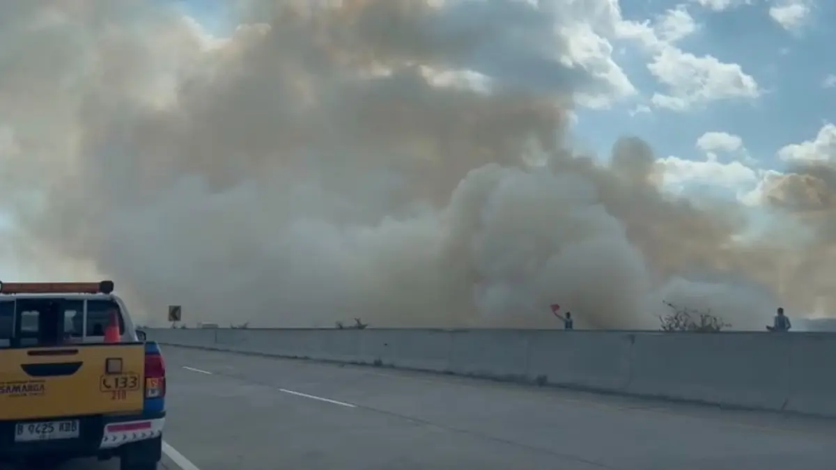 Asap tebal akibat kebakaran lahan di bahu Jalan Tol Solo-Jogja KM 5, Kecamatan Banyudono, pada Kamis (23/7/2026) sekitar pukul 10.00. (DOK. DAMKAR BOYOLALI)