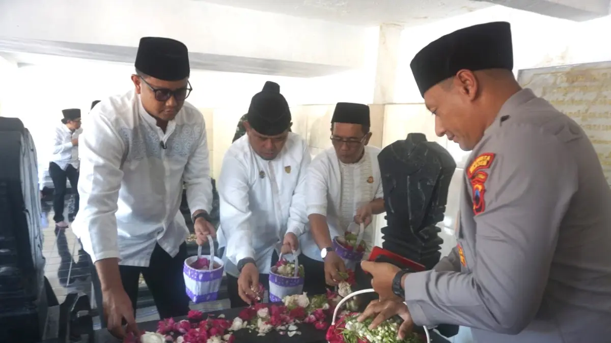 Bupati Klaten Hamenang Wajar Ismoyo bersama Forkopimda melakukan tabur bunga di ke makam Bupati Klaten ketiga yakni KRT Mangundilaga II, Desa Semangkak, Kecamatan Klaten Tengah, Kamis (23/7/2026). (Angga Purenda/Radar Solo)