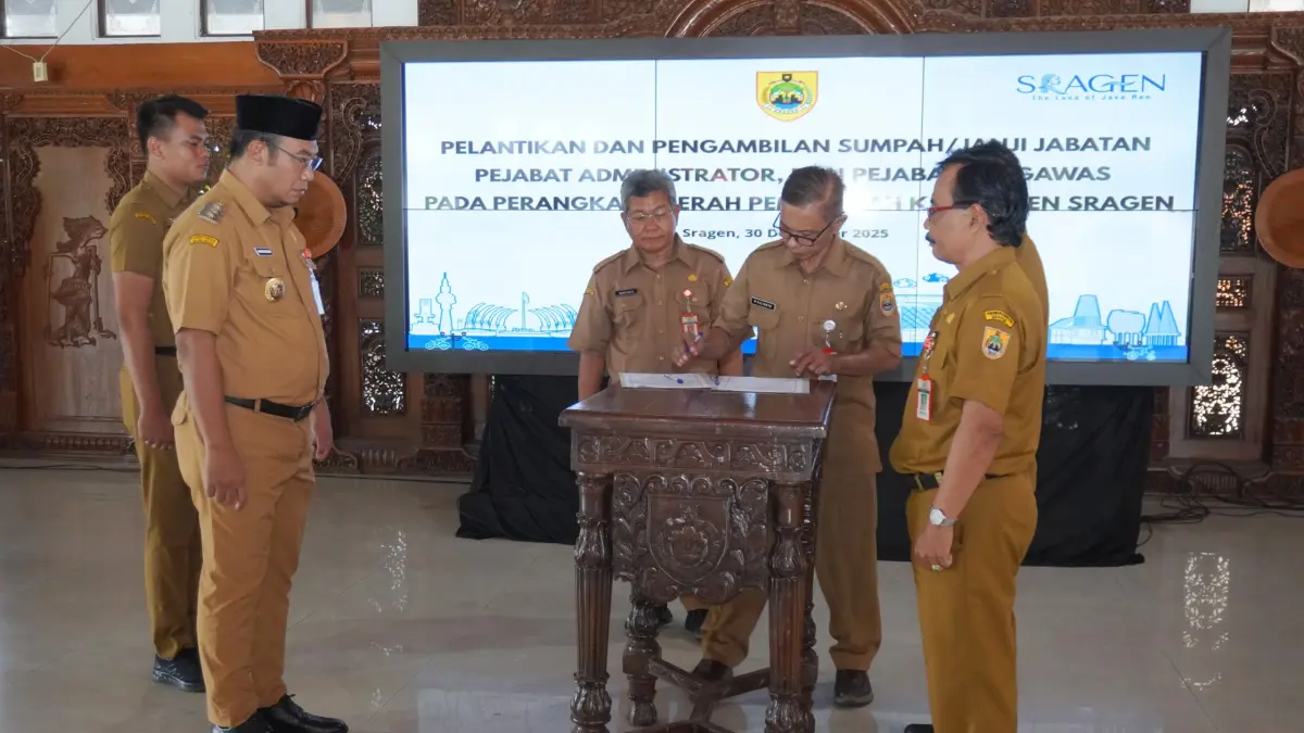 Bupati Sragen Sigit Pamungkas (kiri) saat melantik pejabat Pemkab Sragen. (Ahmad Khairudin/Radar Solo)