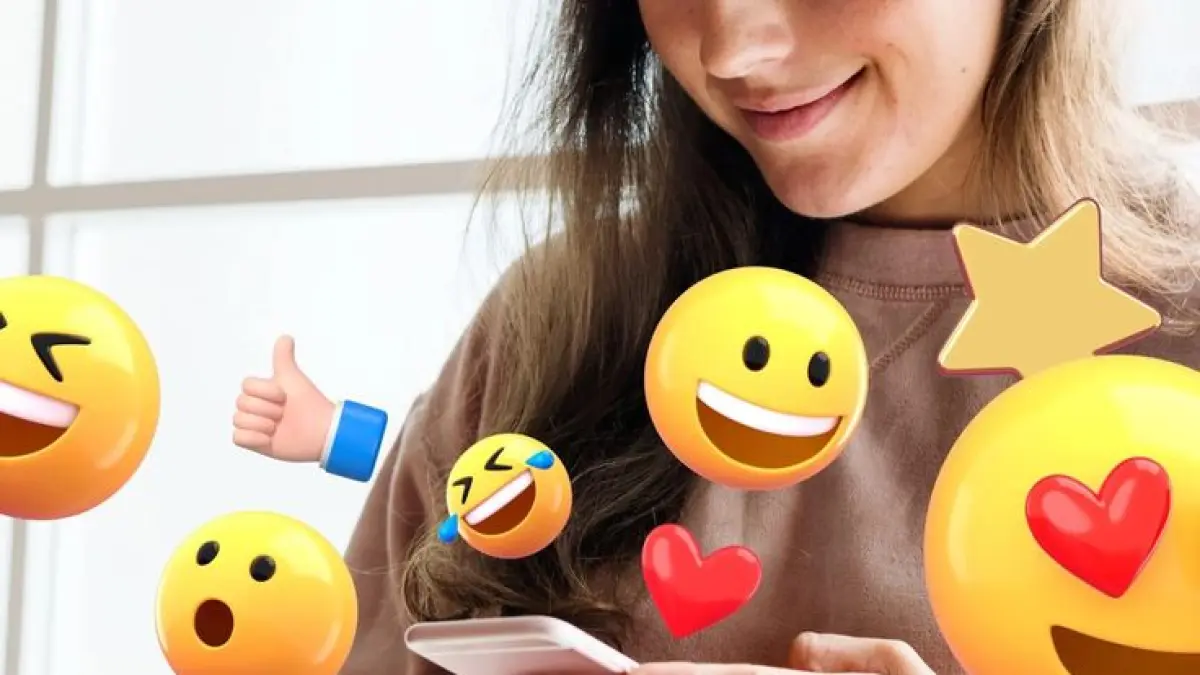 Emoji hadir menggantikan isyarat nonverbal yang hilang di dunia digital, membuat balasan chat terasa lebih hangat, jelas, ramah, dan bebas dari kesalahpahaman. Gambar: Pinterest.