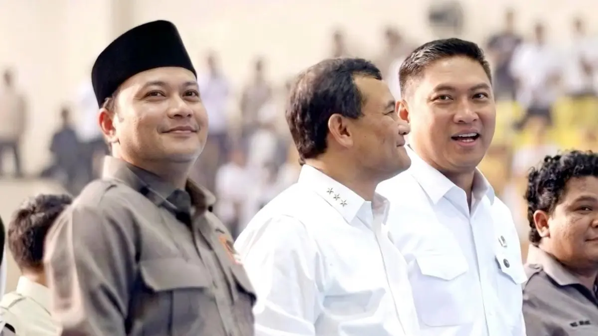 Ketua DPW Tani Merdeka Wawan Pramono memakai peci saat bersama gubernur dan Kepala BGN Baru Sudaryono.&nbsp;