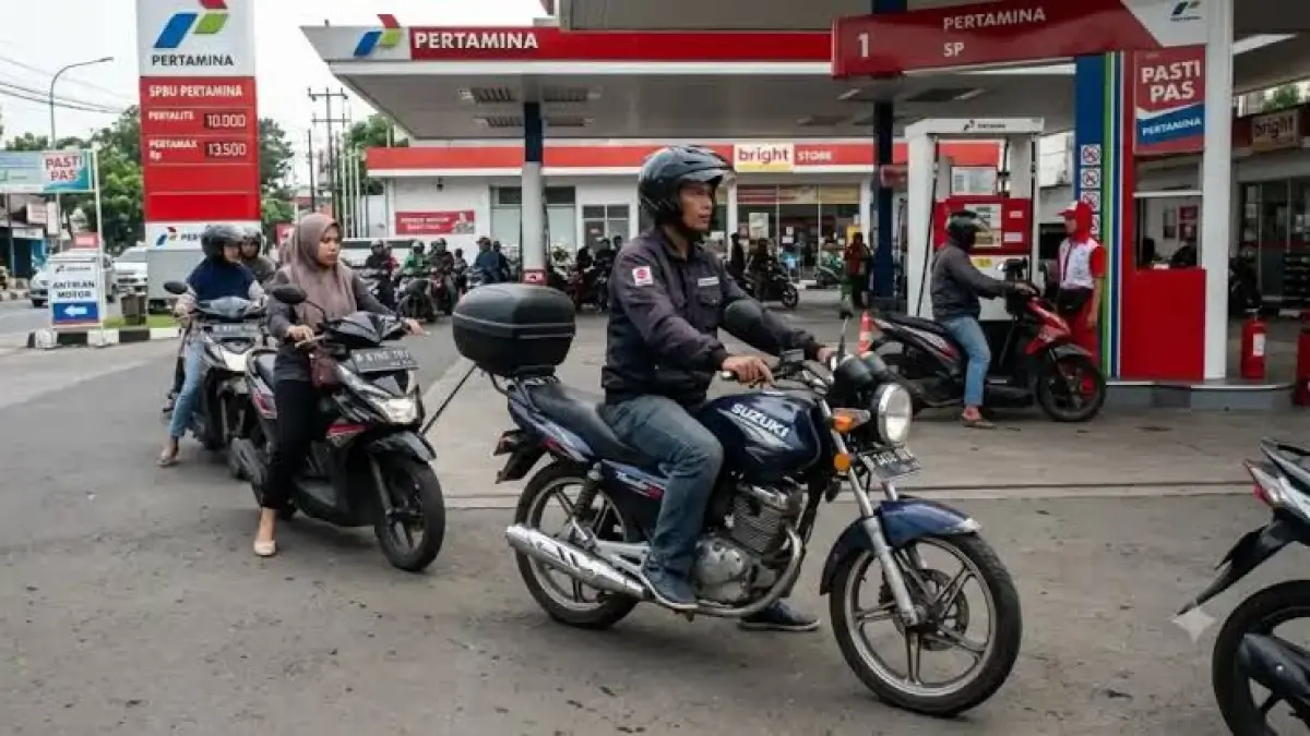 Kisah Kiprah Suzuki Thunder Indonesia, Tangki Jumbo yang Dulu Jadi Keunggulan Kini Jadi Musuh SPBU (GEMINI AI)