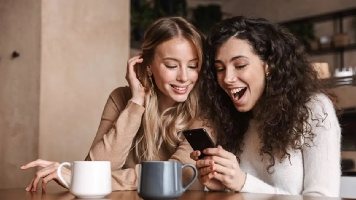 Layaknya senyum basa-basi, emoji sering dipakai demi sopan santun dan menjaga hubungan digital, bukan cuma cerminan emosi sebenarnya. Gambar: Pinterest.