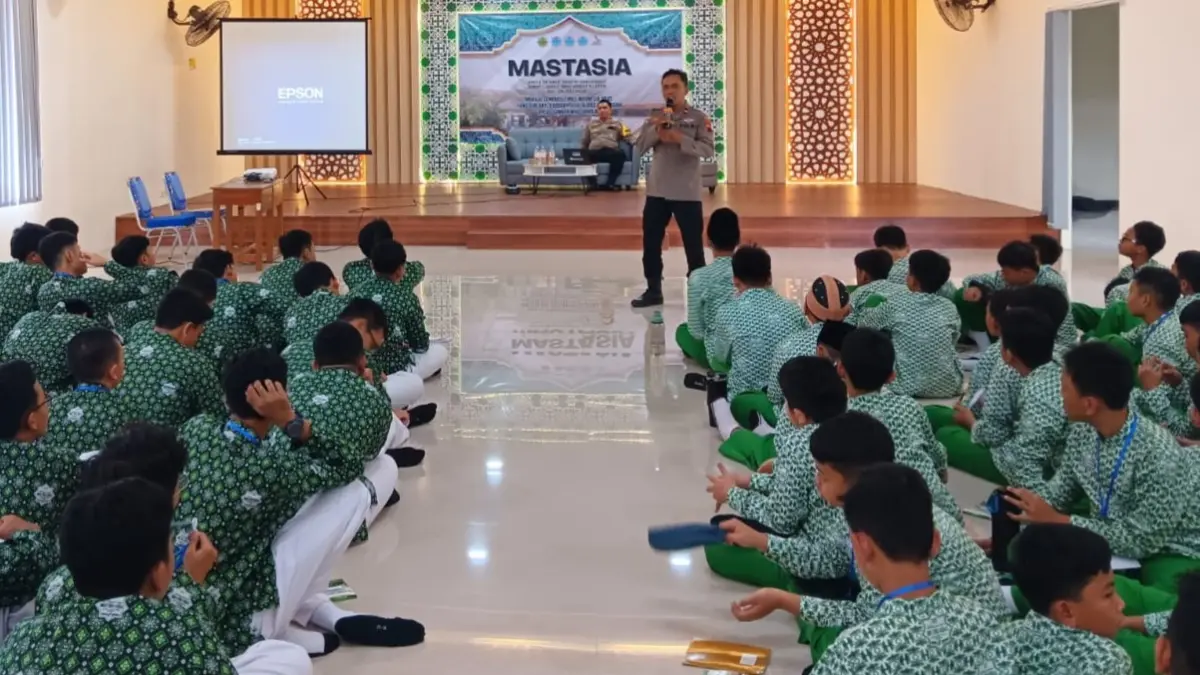 Mastasia PPTQ Ibnu Abbas Klaten hadirkan anggota kepolisian untuk sosialisasikan anti-bullying dan penanggulangan kenakalan remaja. (Angga Purenda/Radar Solo)