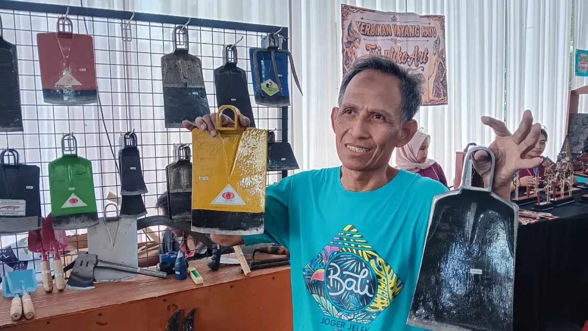 Pandai besi Suprianto asal Desa Padas, Kecamatan Karanganom, Klaten, yang menampilkan berbagai produk dalam Klaten Fair di Alun-alun Klaten, Senin (20/7/2026). (Angga Purenda/Radar Solo)