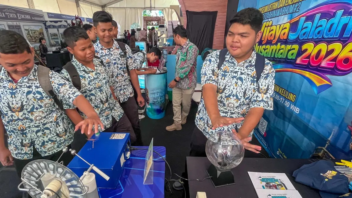 Pelajar memadati Museum Keliling Abinawa #2 di Ndalem Djojokusuman, Kamis (23/7). (M IHSAN/RADAR SOLO)