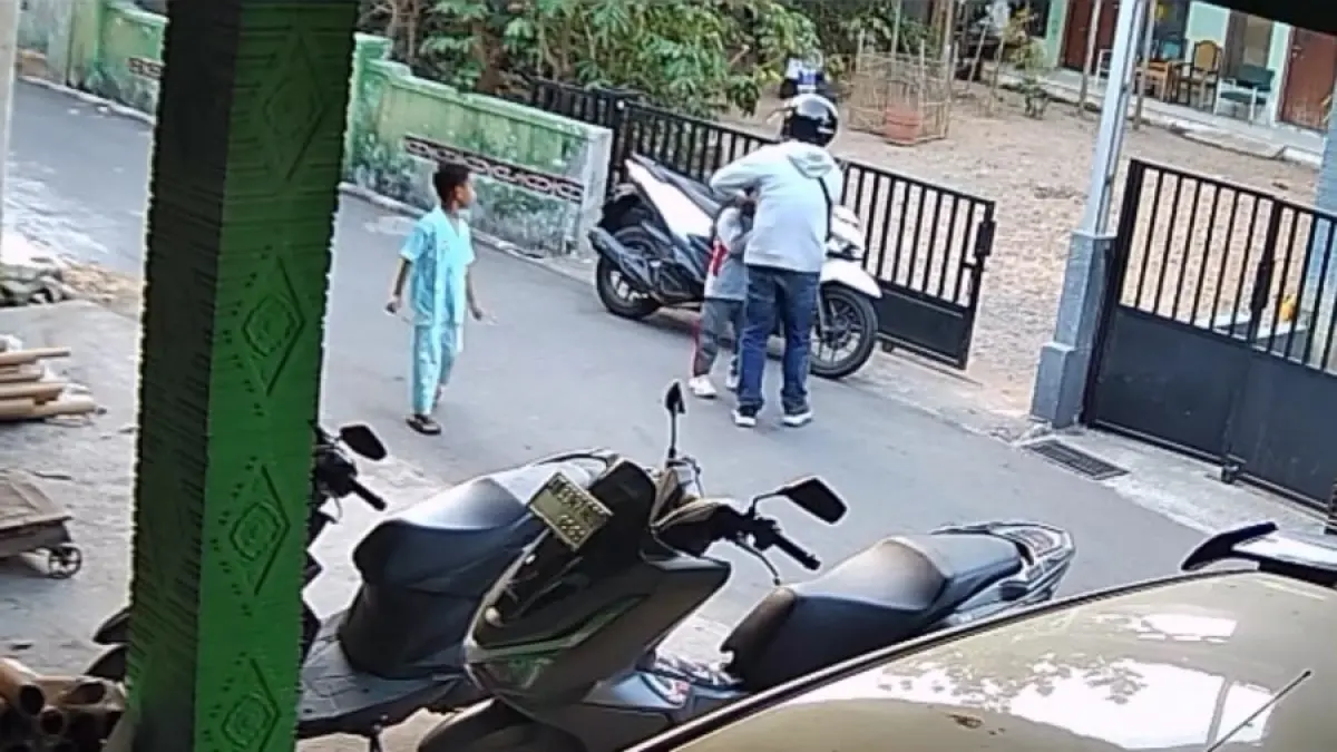 Pelaku jambret saat melancarkan aksinya di di Kampung Gudang Kapuk RT 03/RW 08, Kelurahan Siswodipuran, Kecamatan Boyolali, Rabu (22/7/2026). (TANGKAPAN LAYAR CCTV)