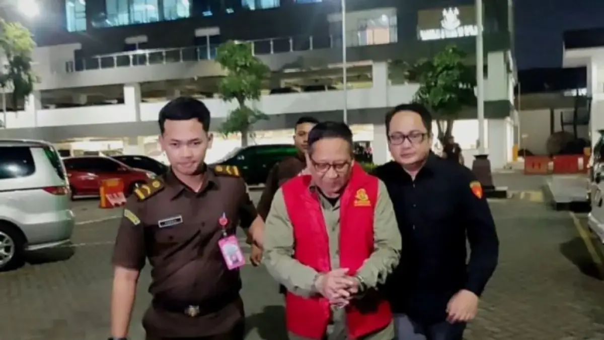 Petugas Kejati Jatim membawa CA, tersangka kasus dugaan korupsi pengelolaan keuangan PD KBS ke Rutan Kejaksaan Tinggi Jawa Timur, Surabaya, Selasa (21/7/2026). (ANTARA/Faizal Falakki)