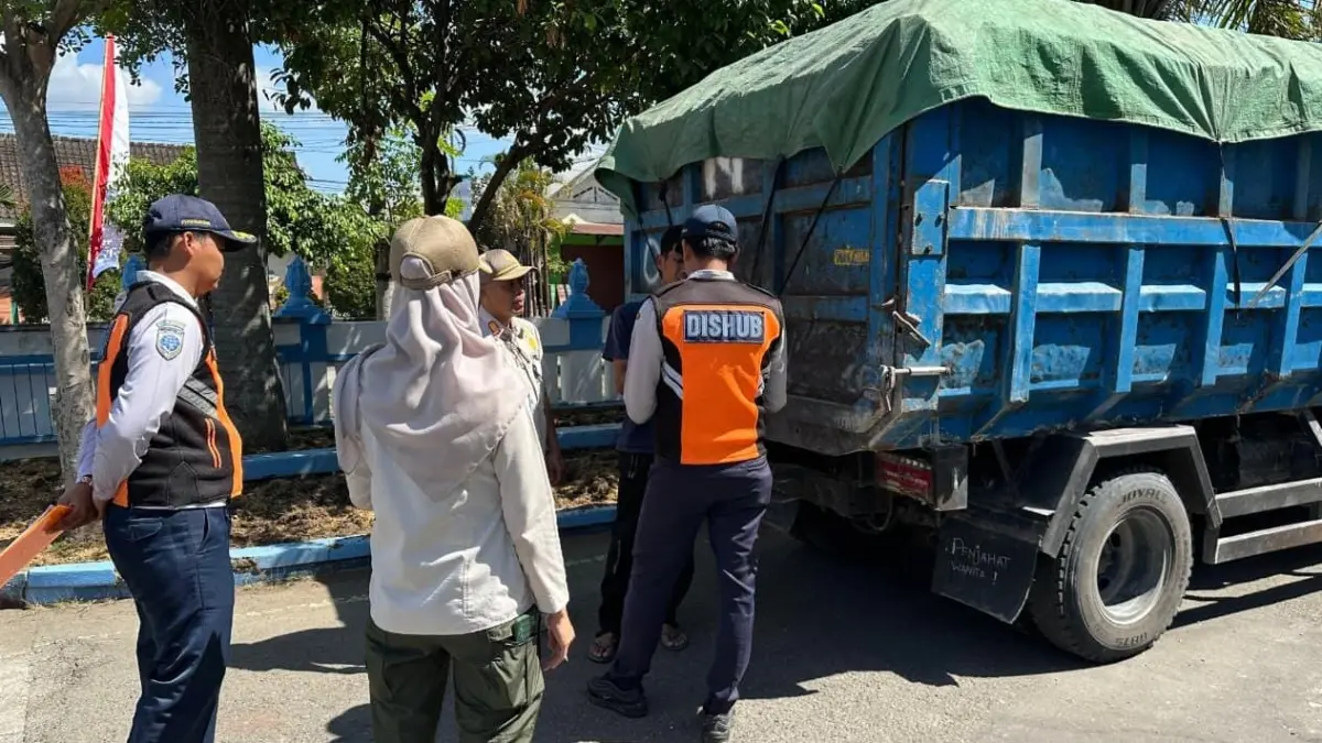 Truk pembawa material golongan C dirazia Dishub Karanganyar bersama satpol PP, Kamis (23/7/2026). (Rudi Hartono/Radar Solo)
