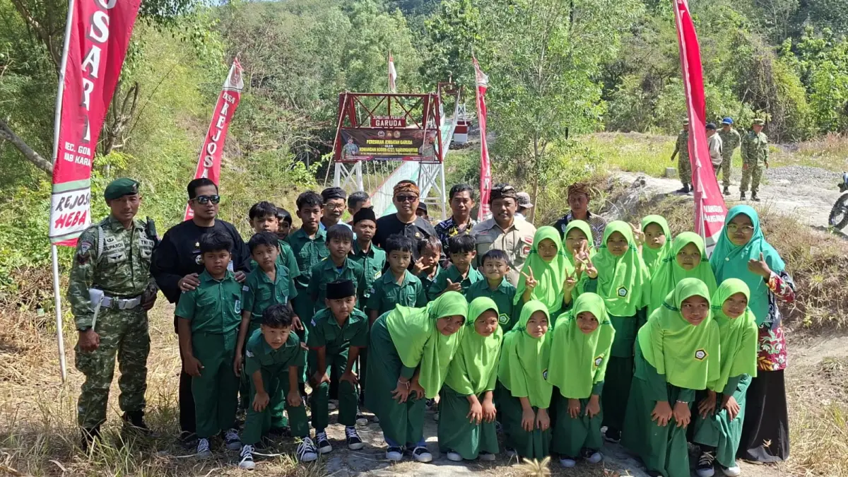 Wakil Bupati Karanganyar Adhe Eliana saat membuka jembatan Garuda di Desa Rejosari, Kecamatan Gondangrejo, Karanganyar, Kamis (23/7/2026) siang. (Rudi Hartono/Radar Solo)